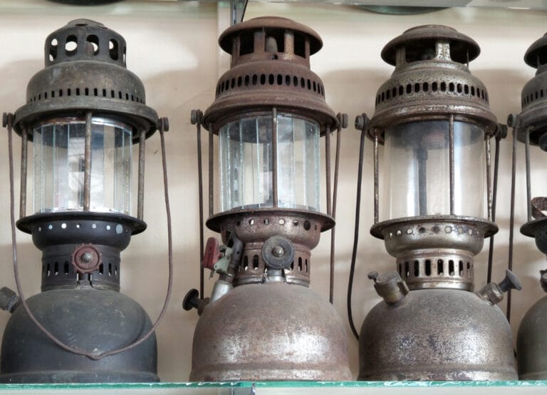 Antique Oil Lamps Identification & Value Guide (With Types)