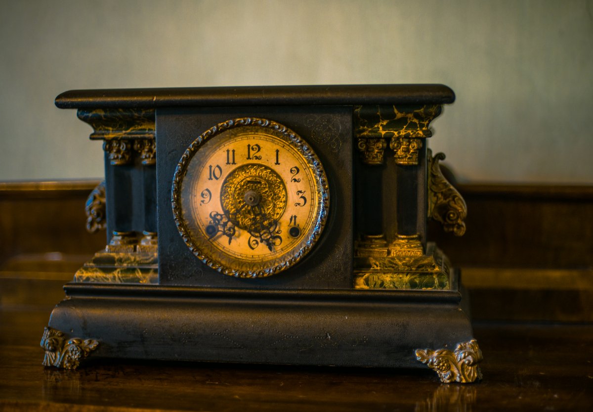 Antique Mantel Clocks Identification & Value: Expert Guide