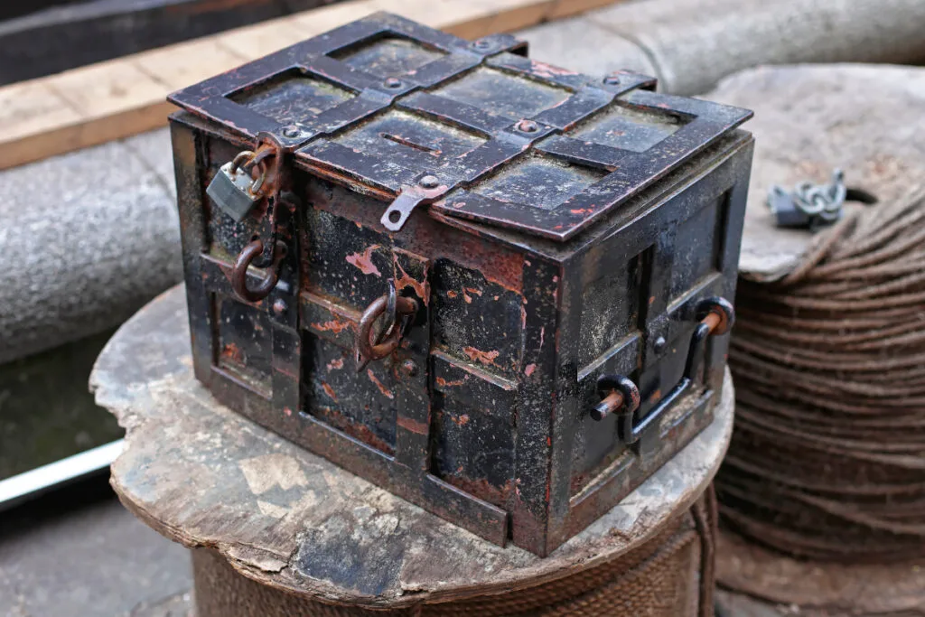 Hob-Nail Safes