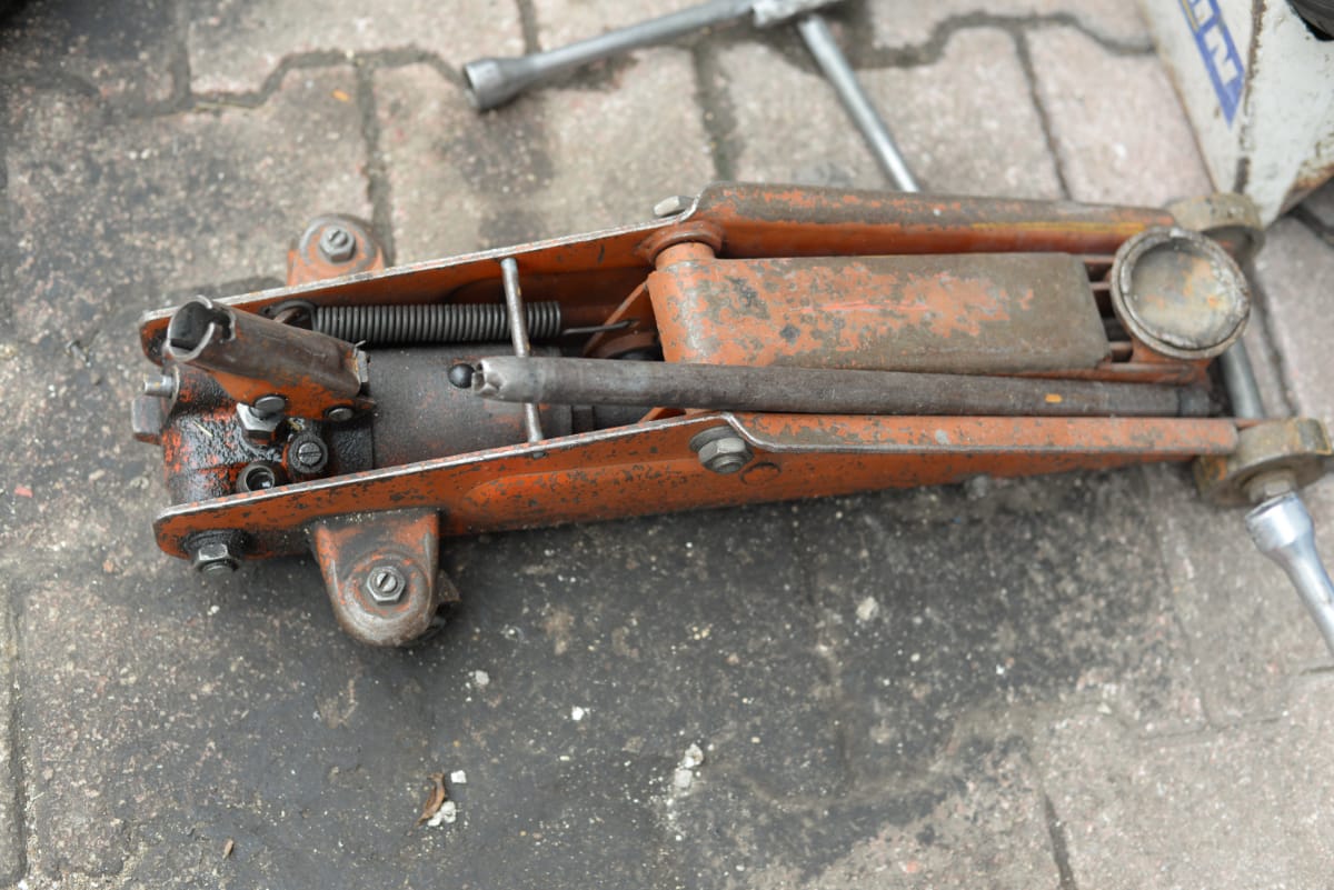 Antique Car Jack Value & Identification (Guide with Types)