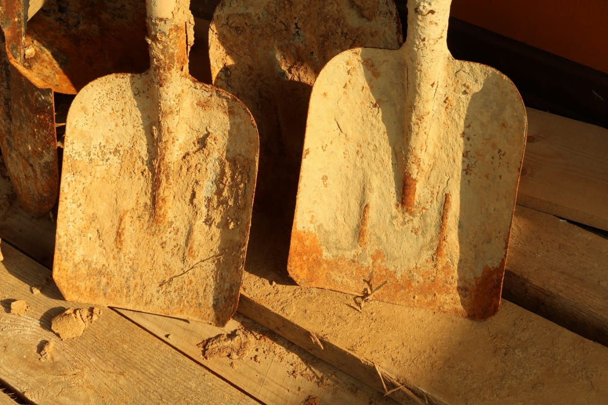 How to Identify & Value Antique Shovels (Expert Guide)