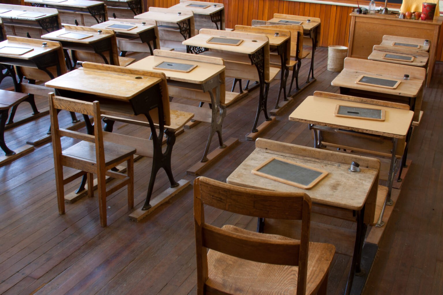 Antique School Desks With Detached Chairs 1536x1024 