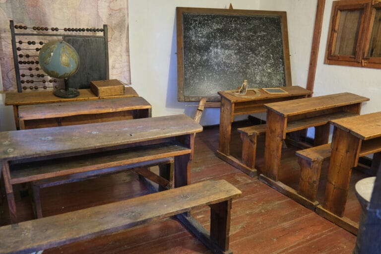 Antique School Desks Value & Identification (Price Guide)