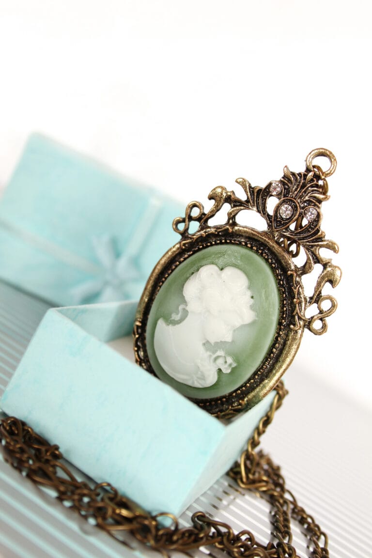 List of 15 Most Valuable Vintage Brooches Worth Money