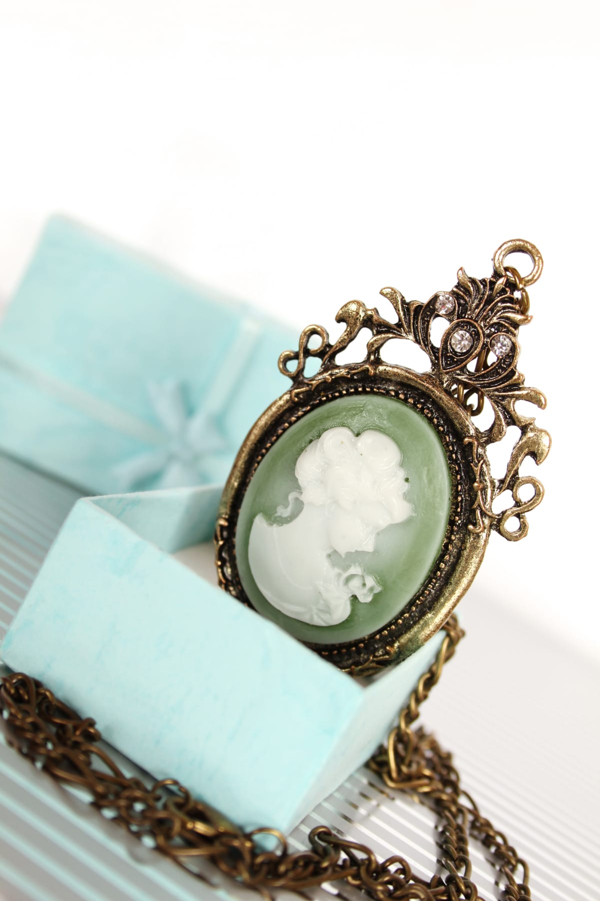 List of 15 Most Valuable Vintage Brooches Worth Money