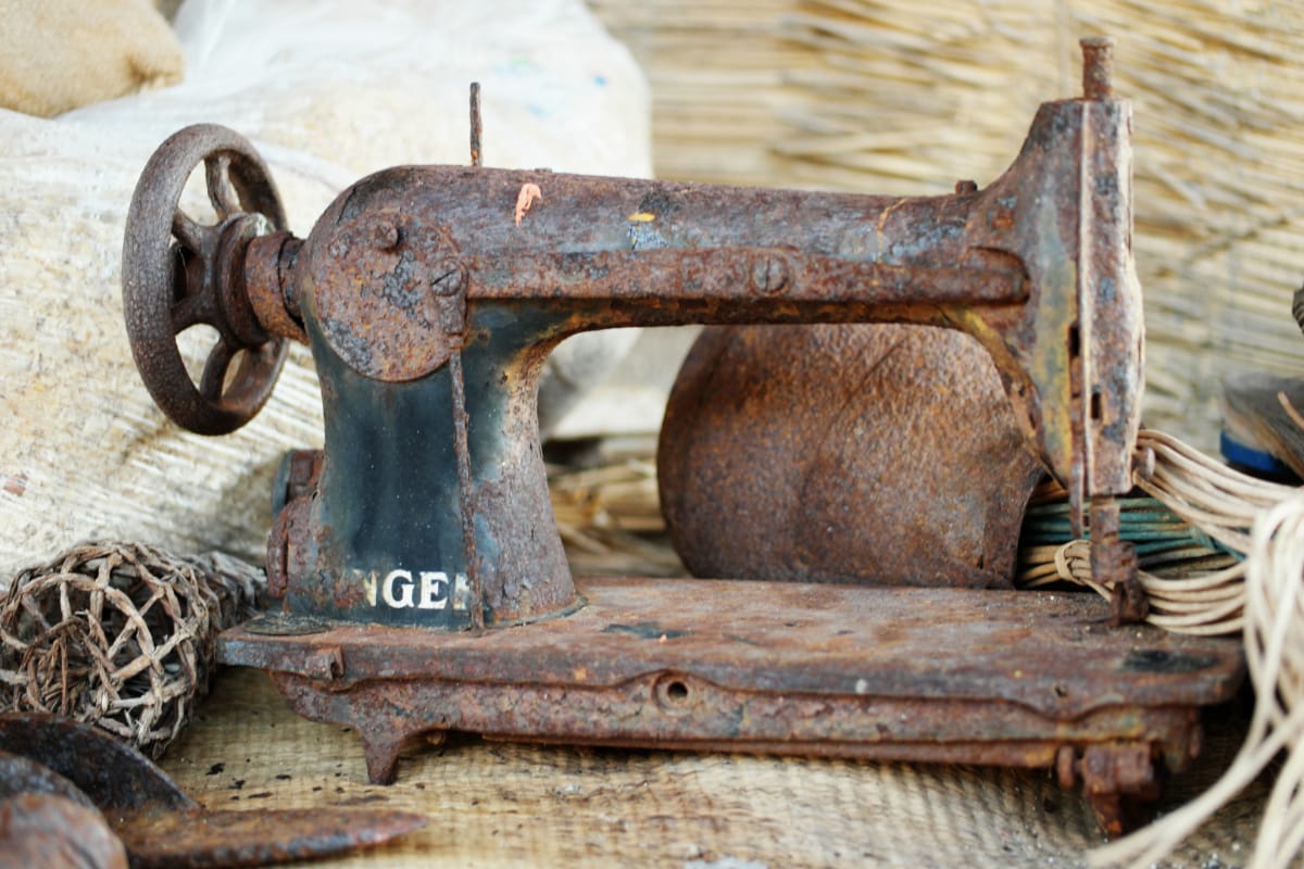 Antique Singer Sewing Machine Value Guide (Rare Models to Identify)